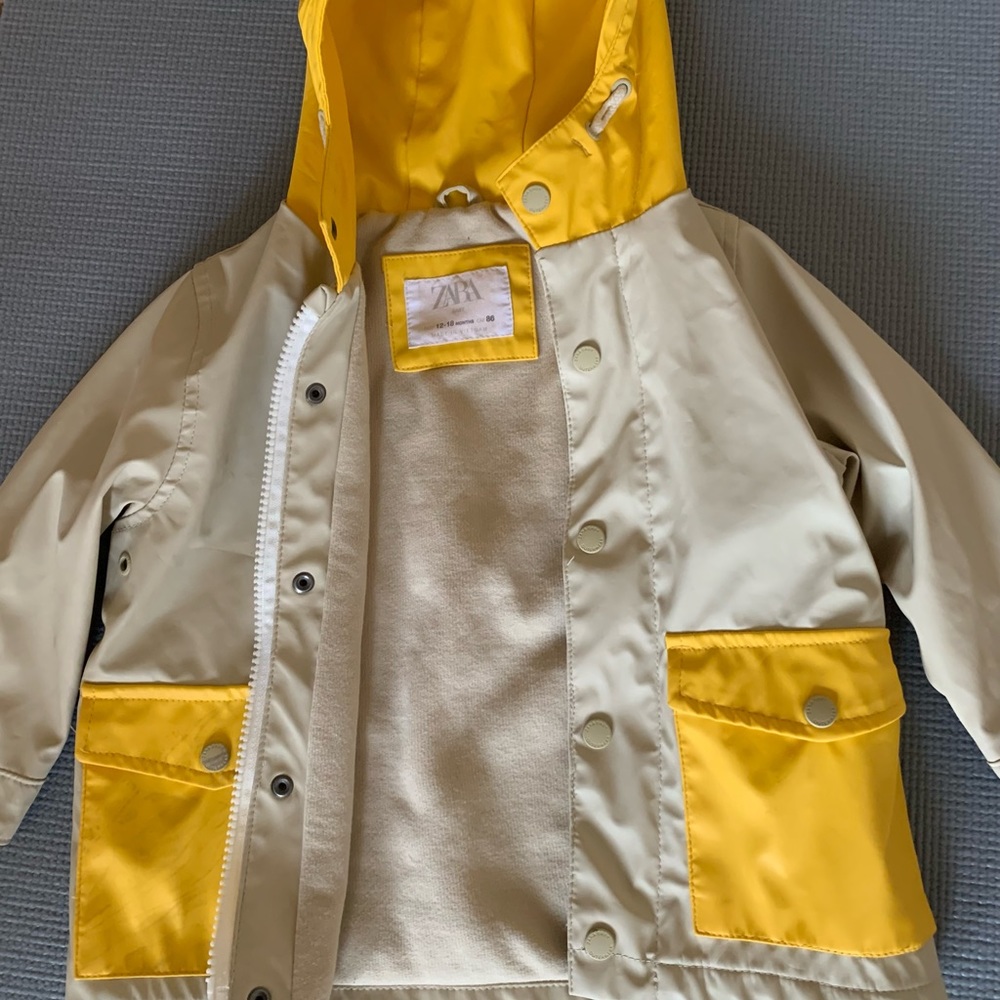 Zara Rubberized Waterproof /Wind Resistant Raincoat,Size 12-18 months (unisex)